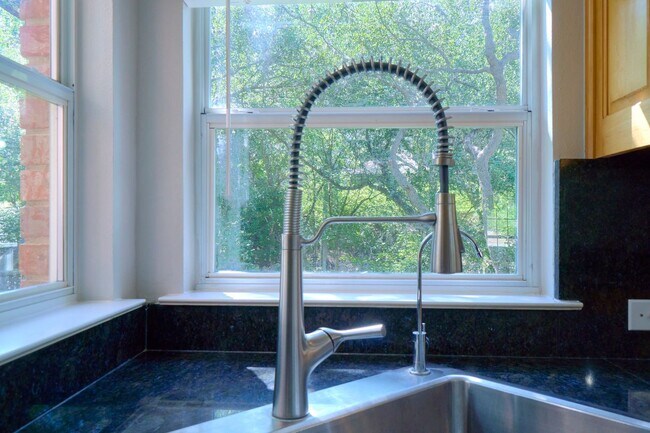 Building Photo - Mission Ridge beauty-4 bedroom 3 1/2 bath-...
