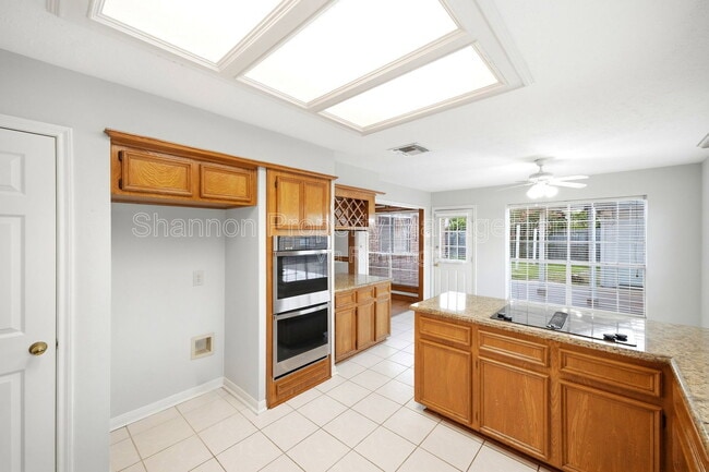 Building Photo - 15911 Moonrock Dr