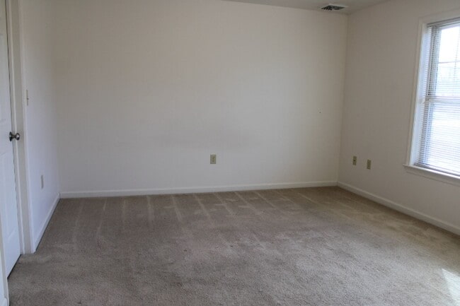 Building Photo - 12 W High St