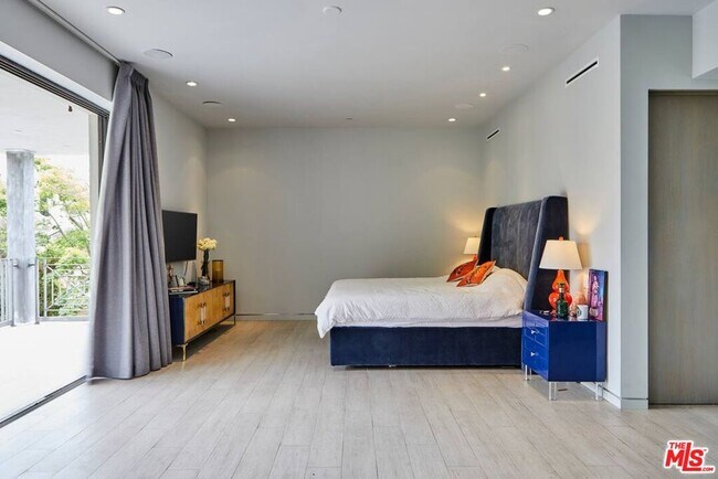 Building Photo - 1724 N Sierra Bonita Ave