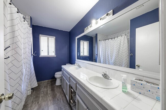 Building Photo - 3 Bedrooms with an office in Southwest Bakersfield!!
