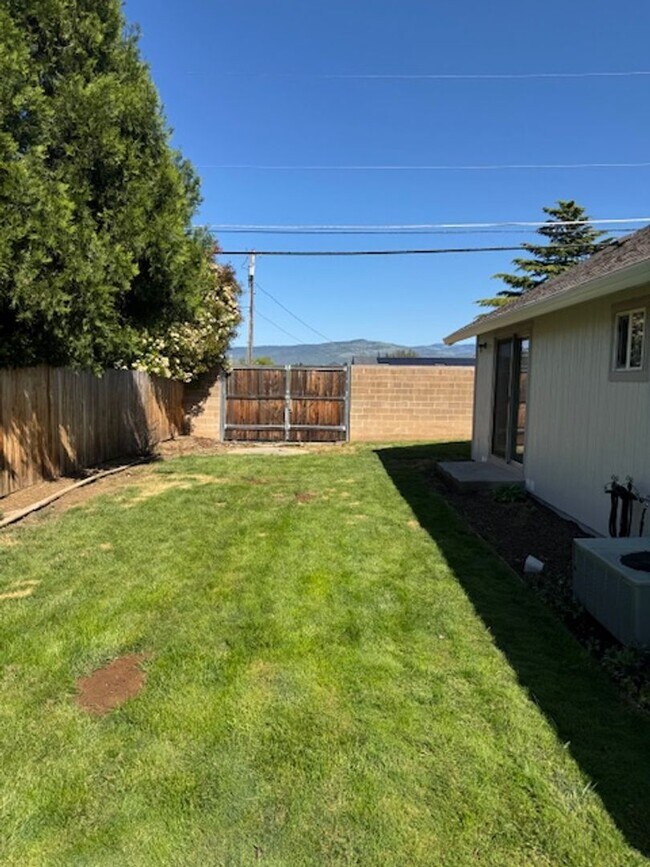 Building Photo - WELL MAINTAINED 3 BR HOME- COMFORTABLE, AFFORDABLE & GREAT LOCATION