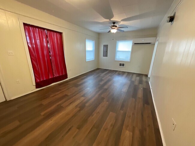 Building Photo - 2304 N Fir St