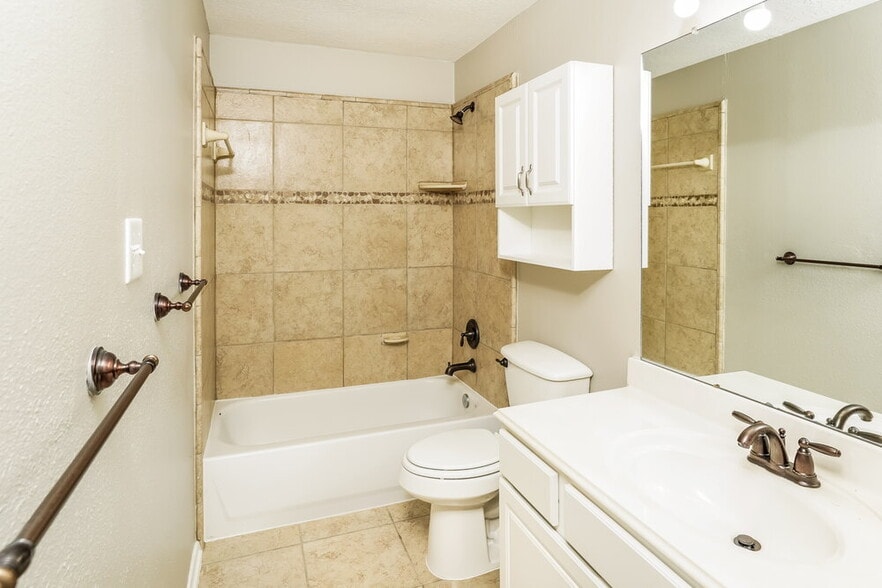 Building Photo - 16502 Wheatfield Dr
