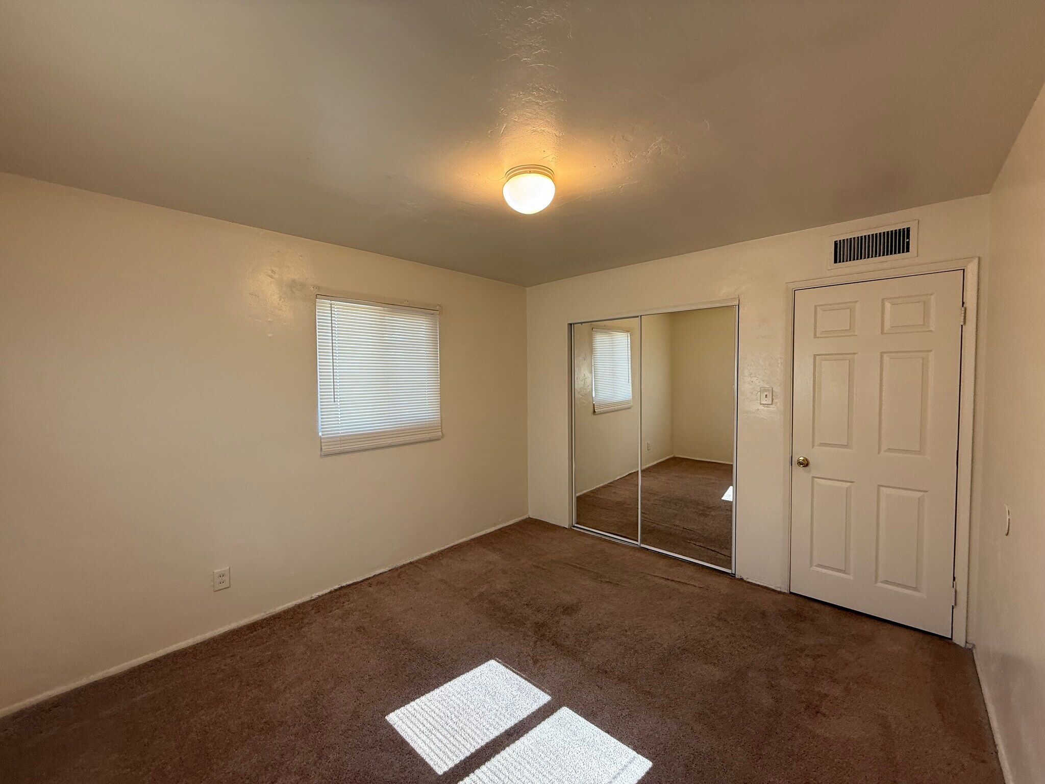 Building Photo - 1401 E Lee St