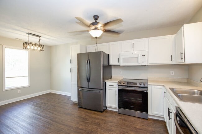 Building Photo - Adorable 3 bedroom 2 bath + Bonus in Raeford