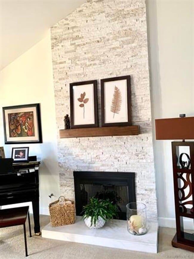 Building Photo - Beautiful Updated 2Br/2/Ba + Den W/ detach...