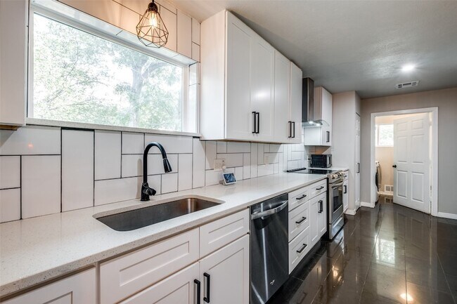 Building Photo - 2031 Brookhaven Dr