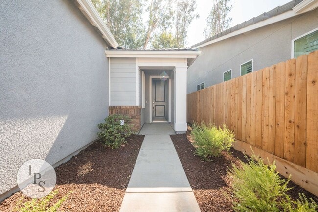 Building Photo - Newer East Clovis Home, 4BR/2BA, with Sola...