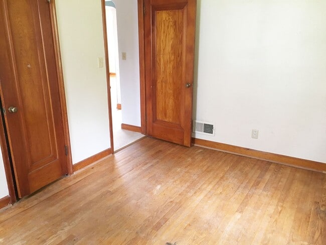 Building Photo - 3 Bedroom, 2 Bath Single Family Home with ...