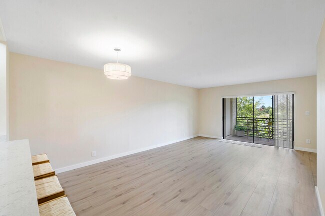 Building Photo - 126 S Cypress Rd