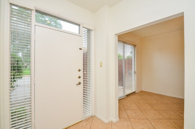 Building Photo - 2100 Tanglewilde St