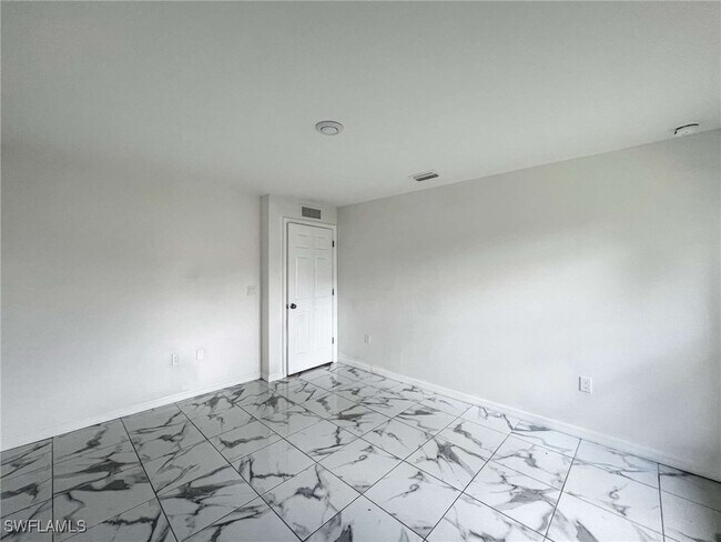 Building Photo - 122 Ivan Ave S