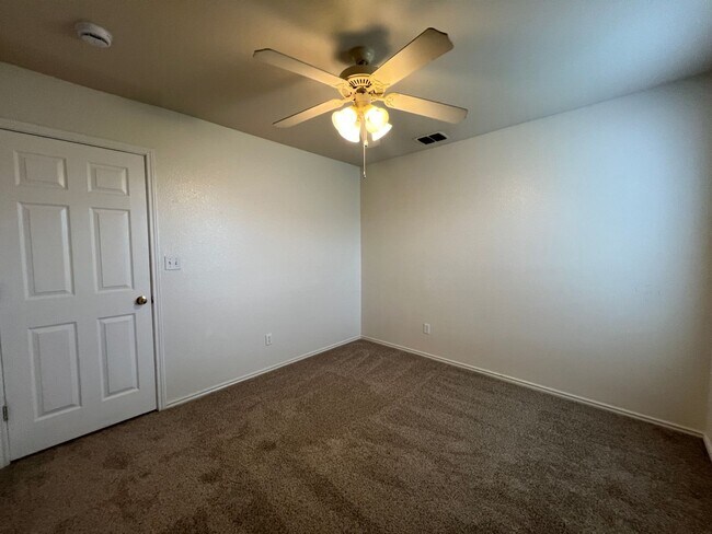 Building Photo - Large 3/2/2 Duplex with Easy Access to IH ...