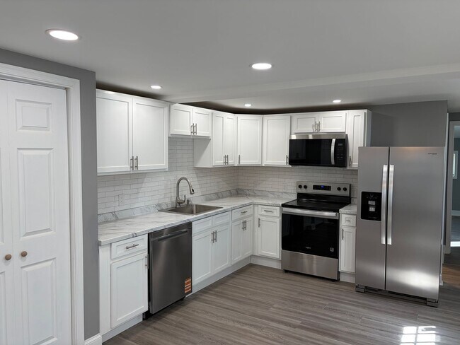 Building Photo - Fully Renovated 3BR/2BA Corner Twin Home-Move in Ready