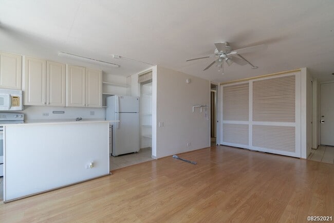 Building Photo - 1 Bed 1 Bath Camelot Condominium in Makiki