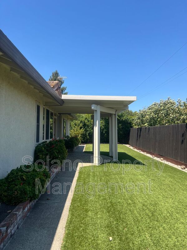 Building Photo - 142 Hillview Dr