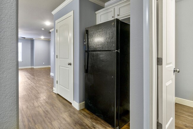 Building Photo - Beautiful 3 bed / 2.5 bath duplex with two car garage - Minutes from U of A!