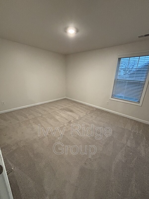 Building Photo - 4867 Tacoma Dr