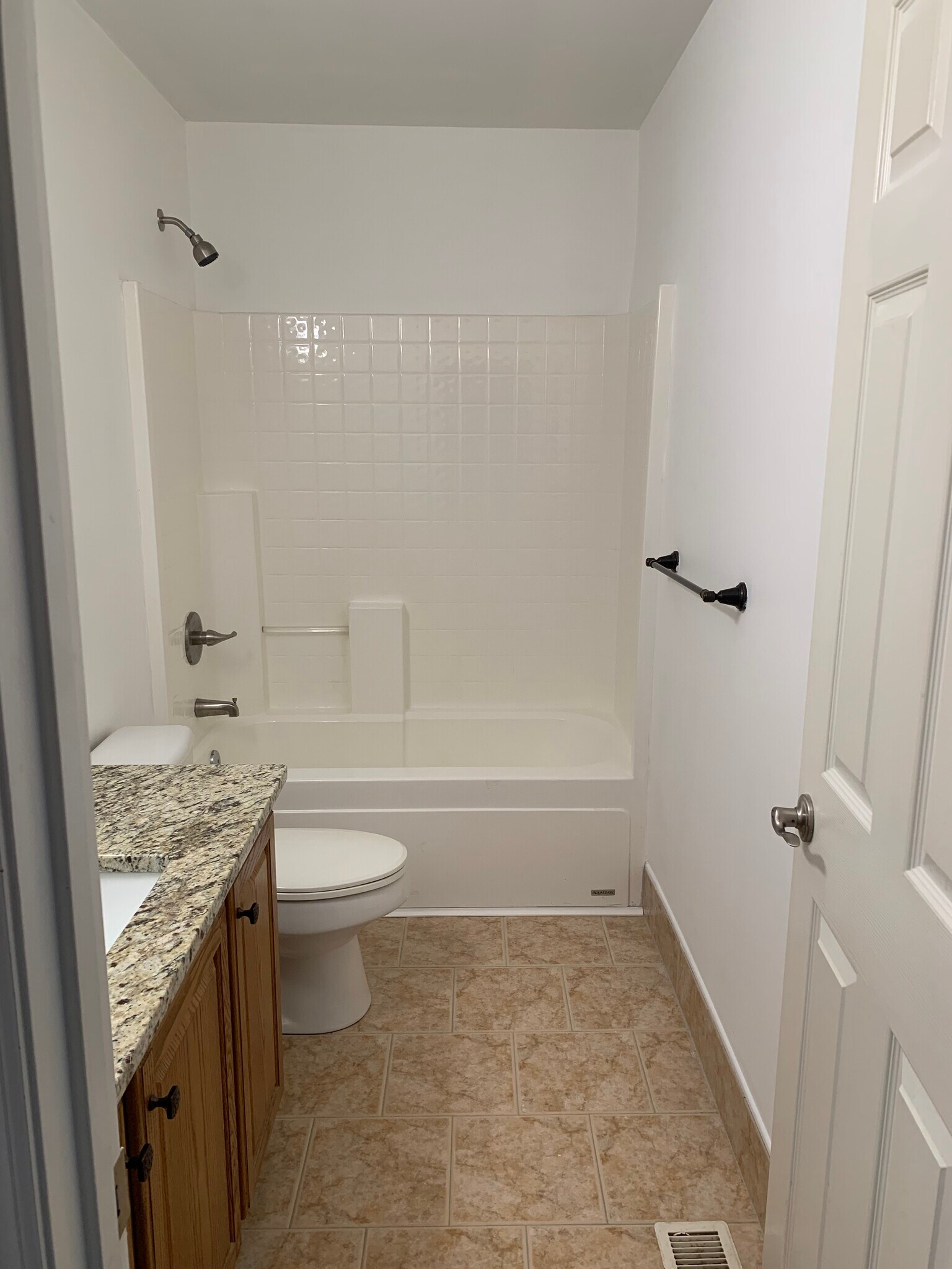 hall bath - 5506 Phillipsburg Dr