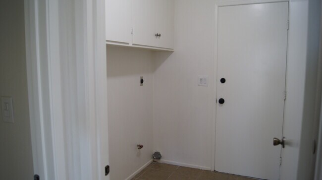 Building Photo - 27403 Garza Dr