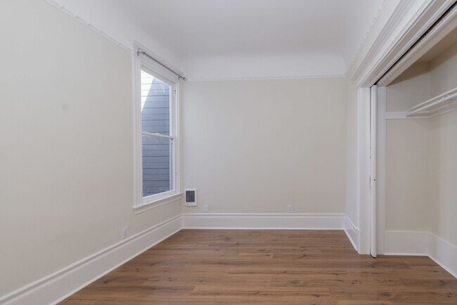 Building Photo - Fully Remodeled, Top Floor 3/2 Full Floor Flat W/ Bonus Room! In-Unit W/D!