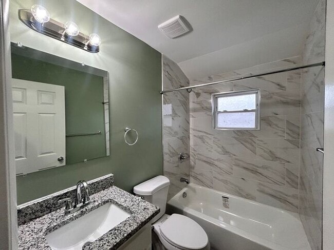 Building Photo - 3 Bedroom Middle River