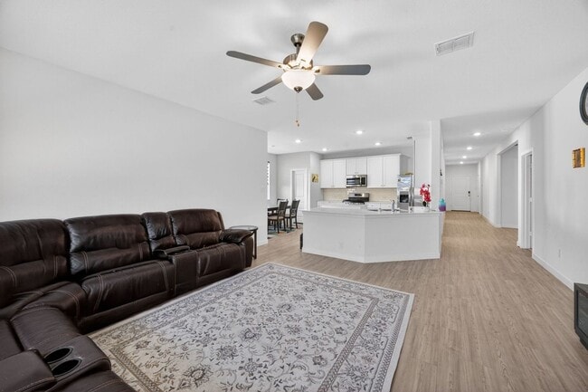 Building Photo - 7025 English Elm Trl