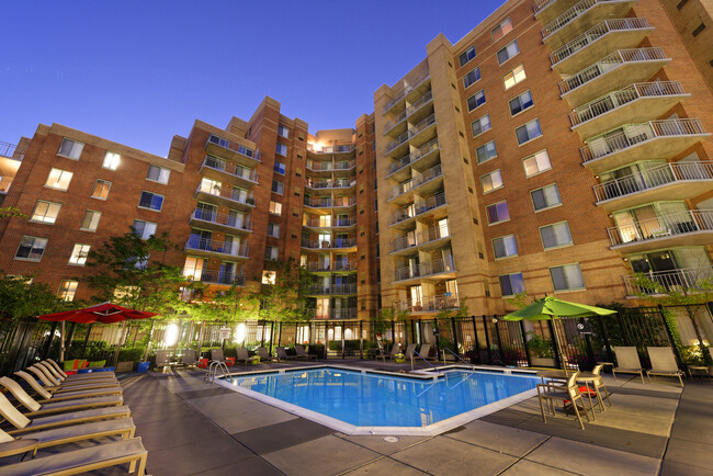 Courtyard with swimming pool and lounge seating - AVA Ballston