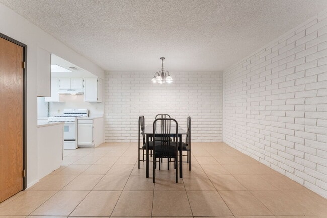 Building Photo - Single Story Condo One Bedroom and One Bathroom with a Washer and Dryer