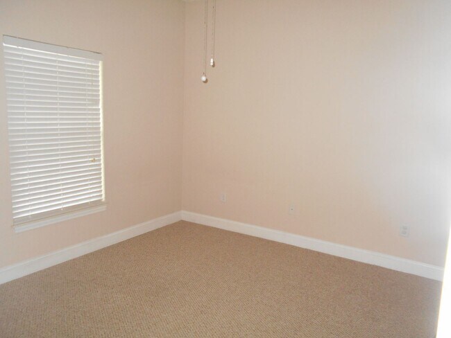 Building Photo - 3 bedroom, 2 bath condo in The Fountains