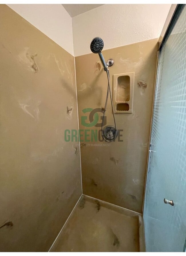 Building Photo - 3 BEDROOM 2 BATH HOME MOVE IN READY IN MOD...