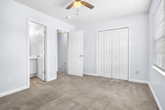 Building Photo - 2 Bed 2.5 Bath Townhome