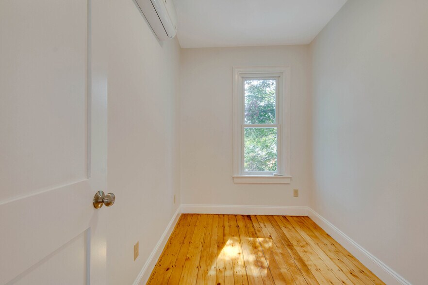 Building Photo - 31 School St