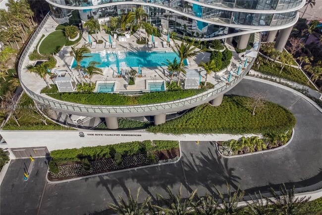 Building Photo - 15701 Collins Ave