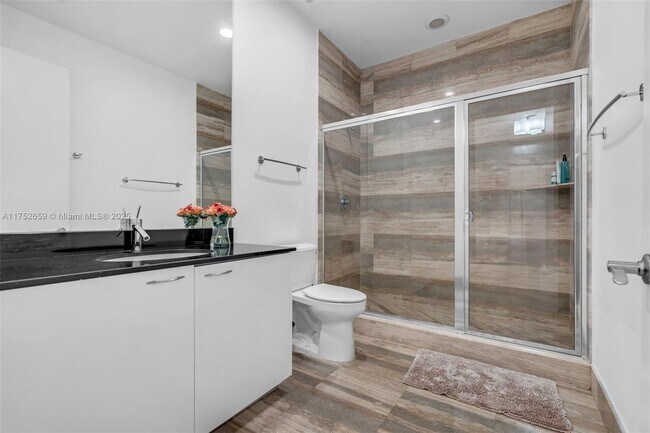 Building Photo - 15811 Collins Ave
