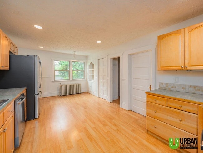 Building Photo - Spacious 4-Bedroom Home with 2-Car Garage, Basement Storage & Flexible Living Space in North Spokane