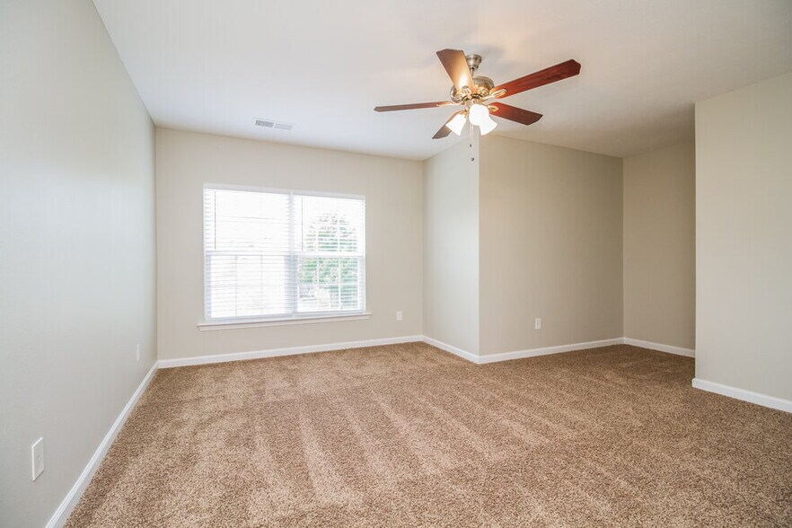 Building Photo - 159 Lyndhurst Dr