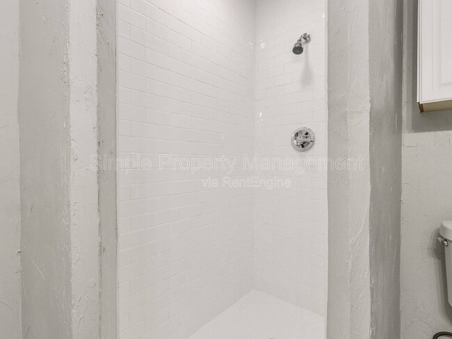 Building Photo - 409 E Hill Dr