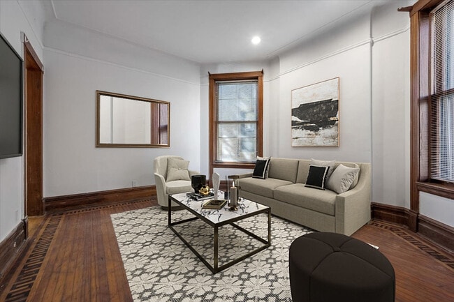 Building Photo - 709 W Roscoe St