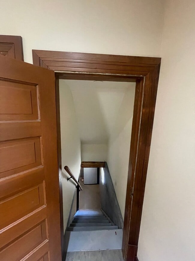 Building Photo - Charming 2 Bed / 1.5 Bath Victorian with G...