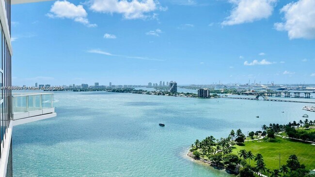 Building Photo - 2020 N Bayshore Dr