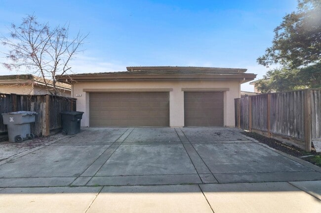Building Photo - Large two-story home in the Bridal Ridge c...