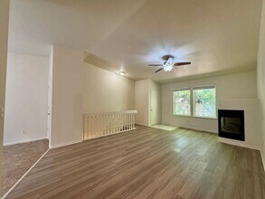 Building Photo - Fantastic 3 Bed 2 Bath Longmont Duplex! Av...