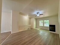 Building Photo - Fantastic 3 Bed 2 Bath Longmont Duplex! Av...