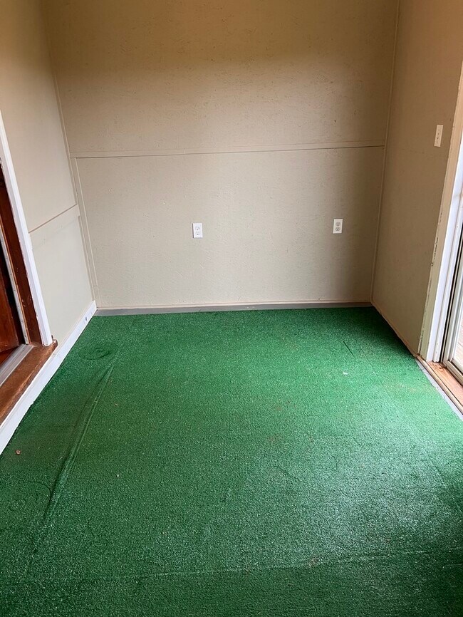 Building Photo - Cute 2 bed/ 1 Bath! Available now!