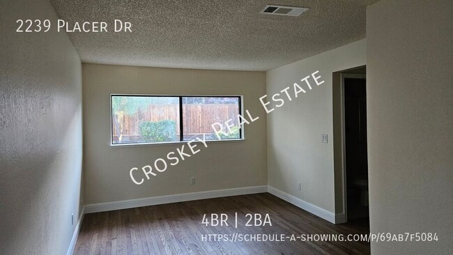 Building Photo - Move in ready! Updated home close to schoo...