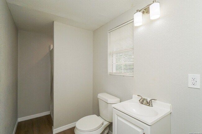 Building Photo - 614 N Sabinas St