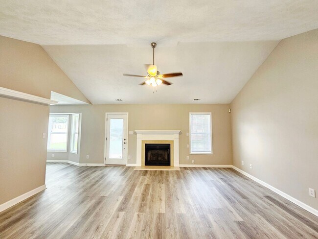 Building Photo - Move In Ready