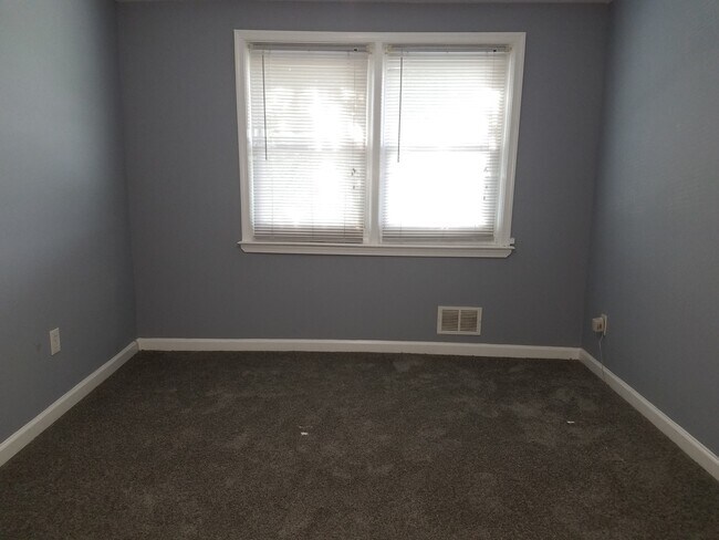 Building Photo - Charming 3 Bedroom/1 Bathroom Townhome in ...